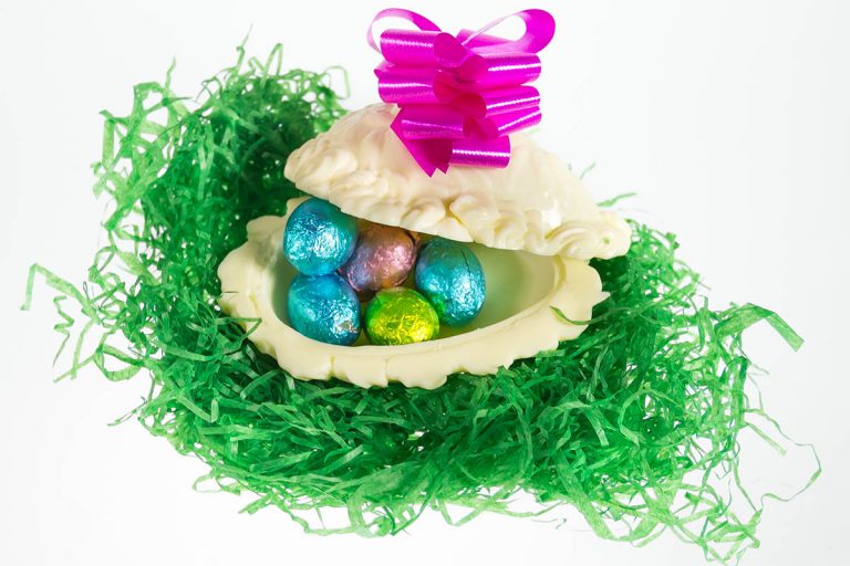 prod_e__0020_AuntCharlottes-candy-Easter-4 Inch White Chocolate Hollow Egg-4717